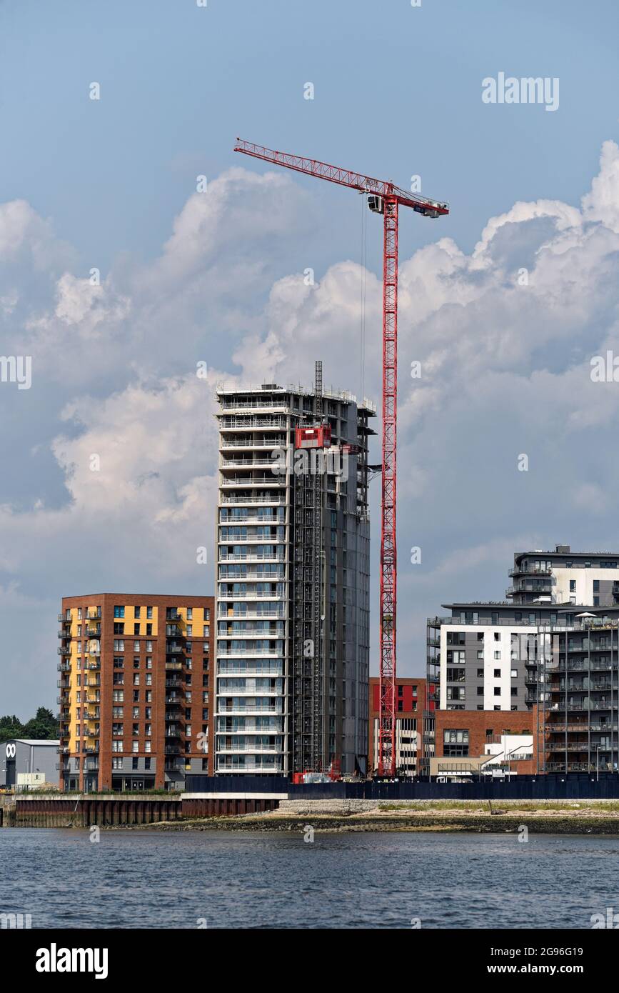 Ein großer Apartmentblock, der am Fluss Itchen in Southampton gebaut wurde Stockfoto