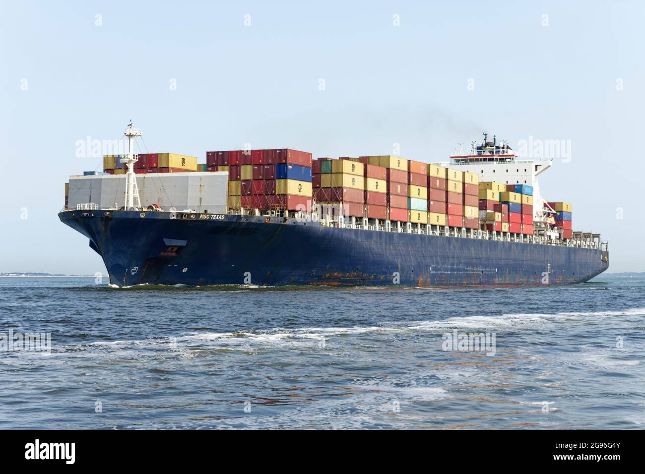 MSC Texas ein großes Containerschiff macht sich auf den Weg nach Southampton Water in Südengland Stockfoto