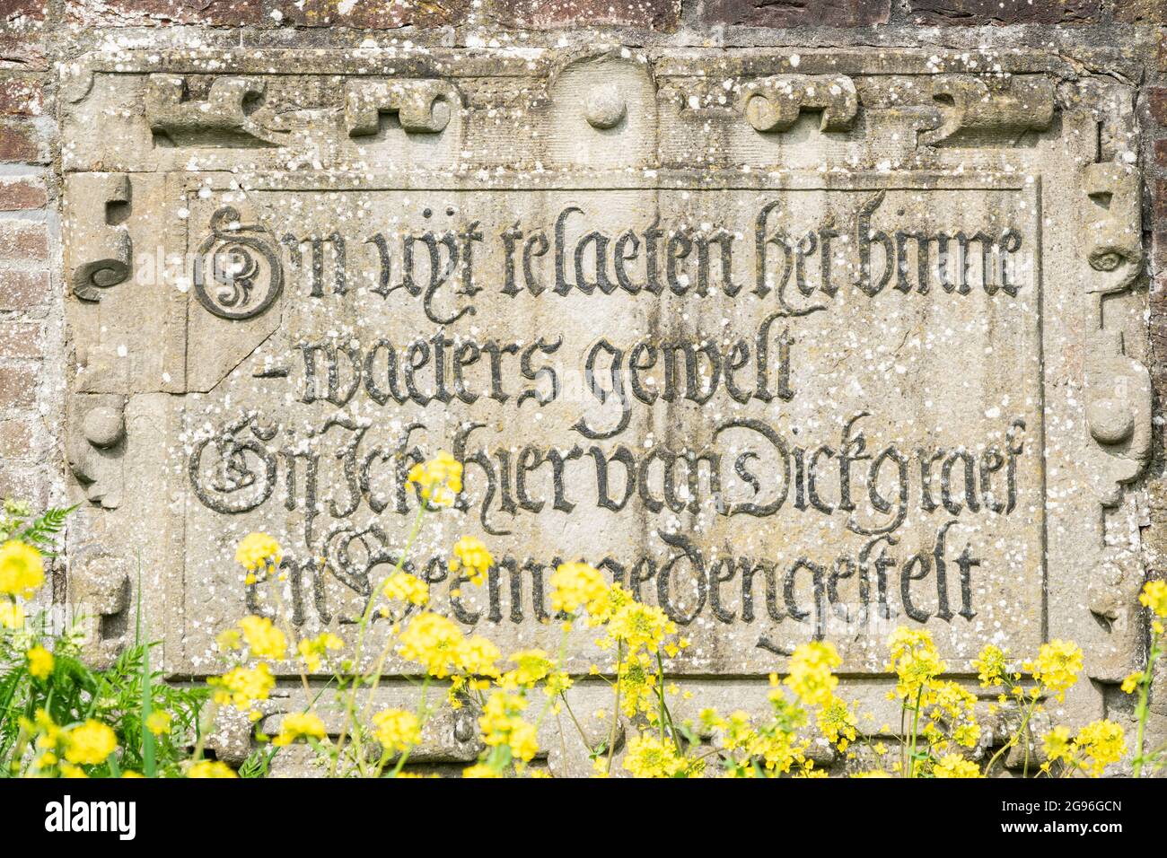Textstein mit altniederländischer Sprache in der Backsteinmauer der südlichen Schleuse. Schardam, Nord-Holland, Niederlande Stockfoto
