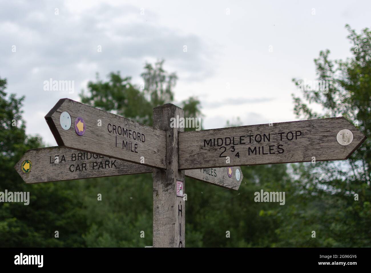 Ein Schild an der High Peak Junction in Derbyshire zeigt den Weg nach Cromford. Middleton Top und Lea Bridge Stockfoto