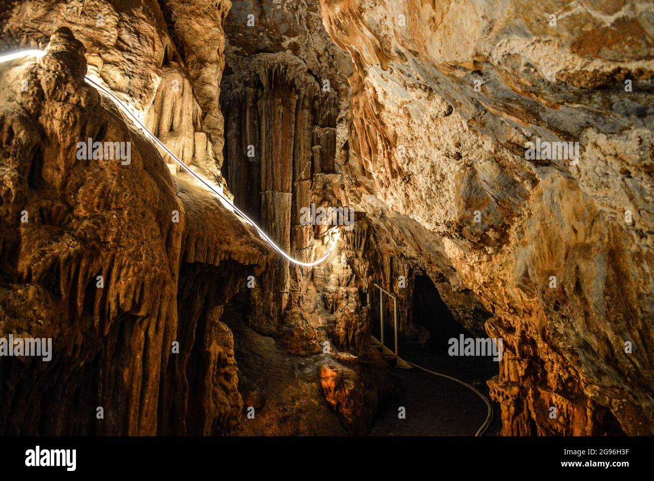 Mersin, Türkei. Juli 2021. Eine Innenansicht der Gilindire Höhle in Mersin, Türkei, am Samstag, 24. Juli 2021. Die Höhle, die 1999 von einem Hirten entdeckt wurde, entstand zu Beginn der Übergangsphase nach dem letzten glazialen Klimawandel der Quartärsperiode. (Foto: Altan Gocher/GocherImagery/Sipa USA) Quelle: SIPA USA/Alamy Live News Stockfoto