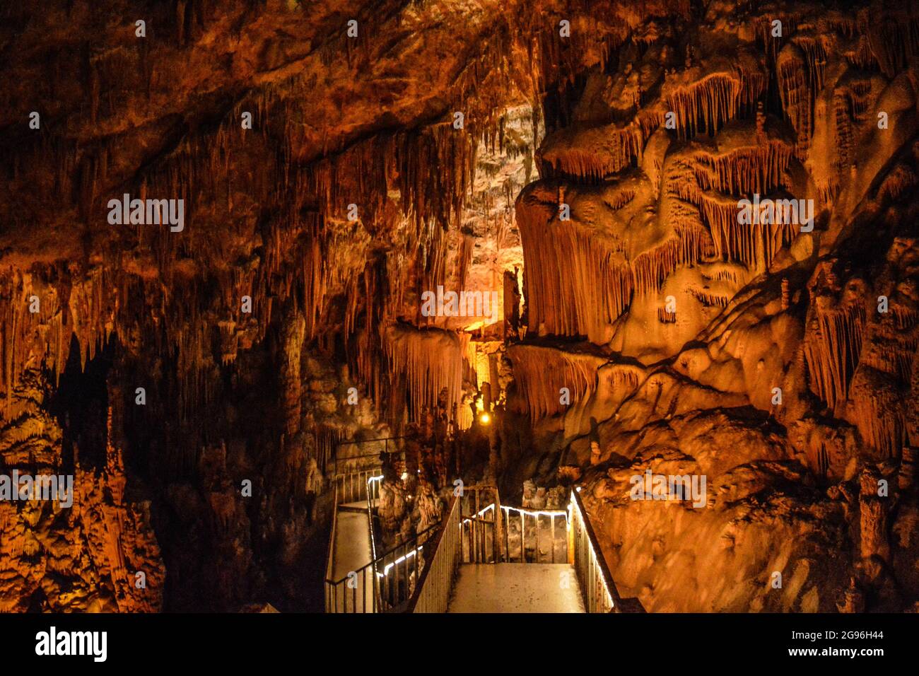 Mersin, Türkei. Juli 2021. Eine Innenansicht der Gilindire Höhle in Mersin, Türkei, am Samstag, 24. Juli 2021. Die Höhle, die 1999 von einem Hirten entdeckt wurde, entstand zu Beginn der Übergangsphase nach dem letzten glazialen Klimawandel der Quartärsperiode. (Foto: Altan Gocher/GocherImagery/Sipa USA) Quelle: SIPA USA/Alamy Live News Stockfoto