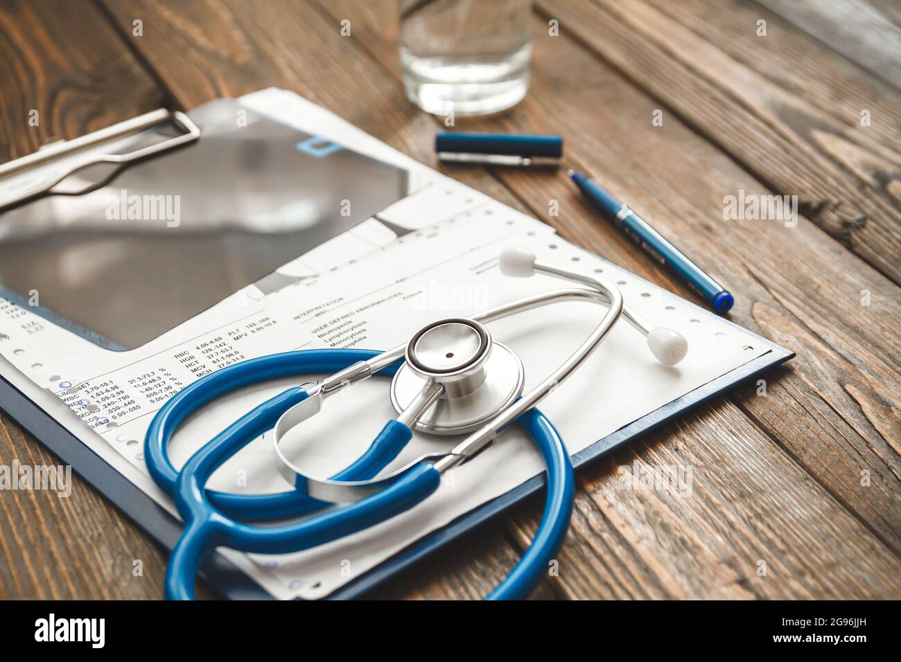 Nahaufnahme der Krankenkarte des Patienten, Stethoskop und Pillen auf dem Arzttisch Stockfoto