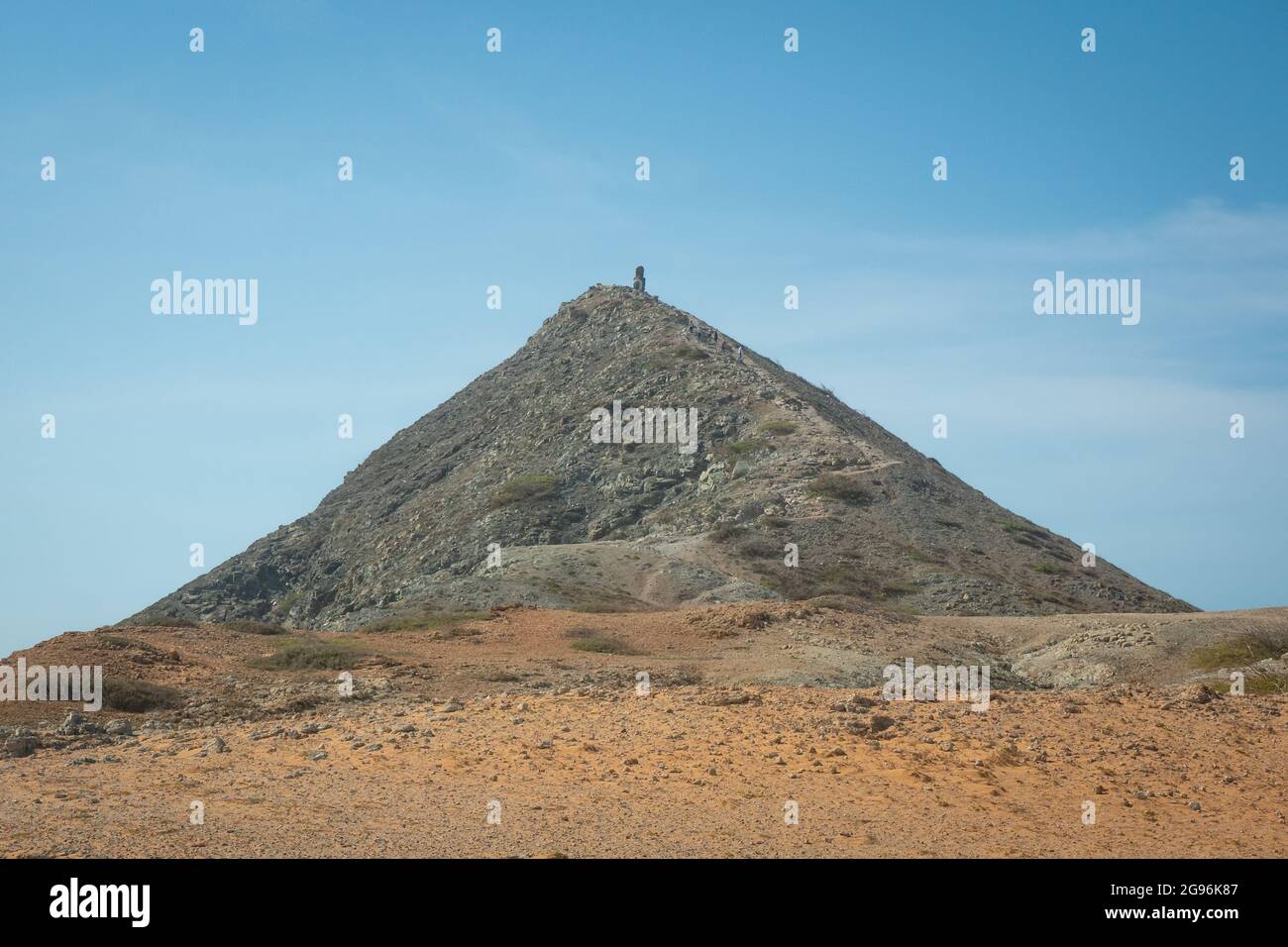 Der berühmte "Pilon de Azucar" (Zuckerpylon) ist ein Aussichtspunkt, der einen wunderbaren Blick auf das Meer von der Wüste von La Guajira, Kolumbien, hat Stockfoto