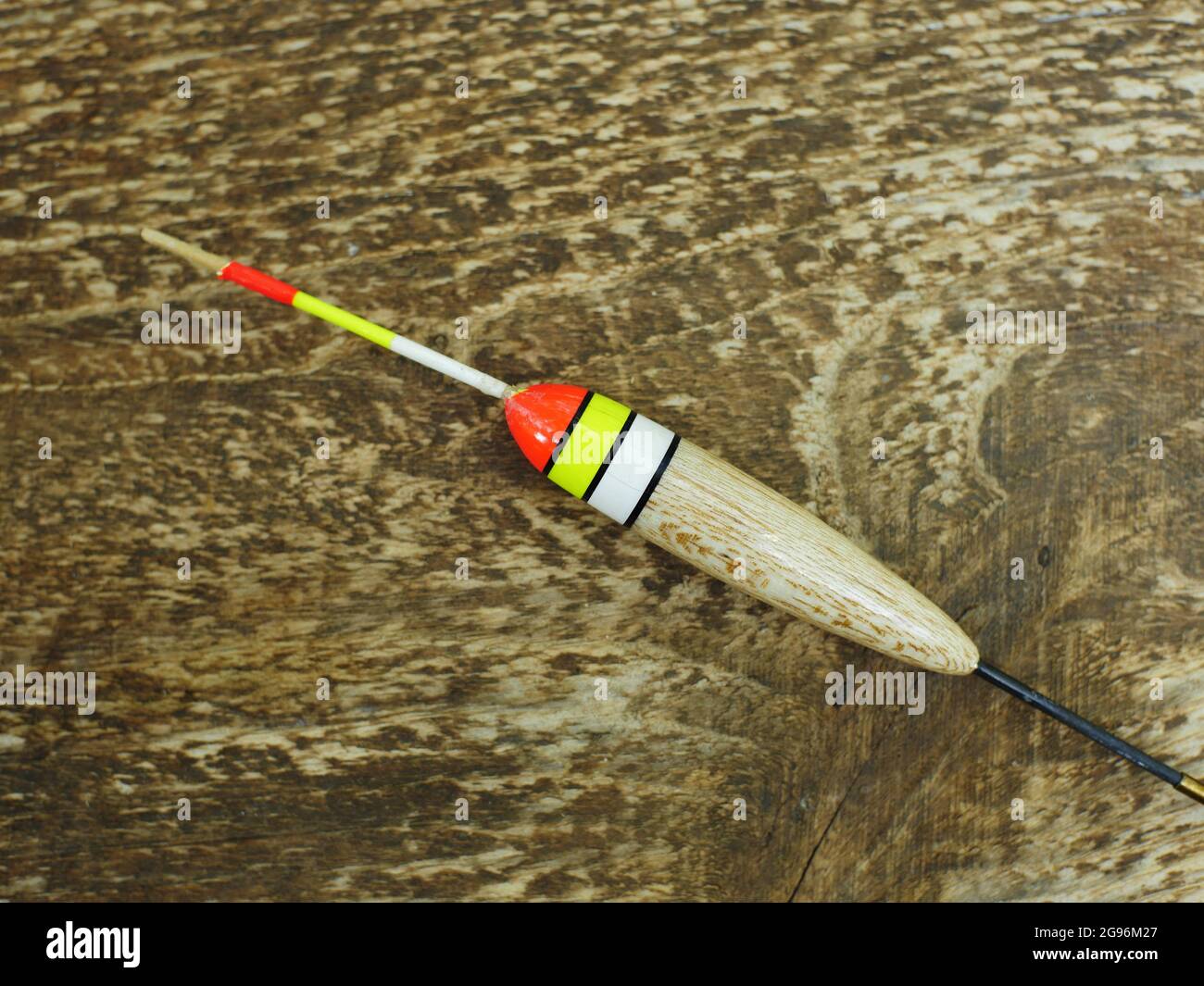 Alte hölzerne Angeln schweben auf verwitterten Holz Textur Hintergrund Stockfoto