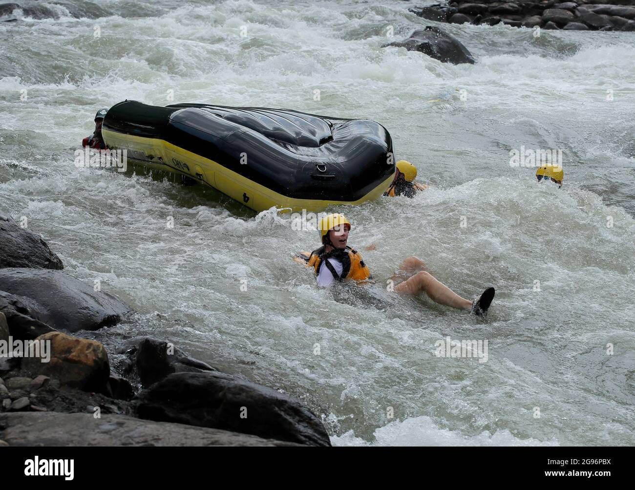 Rafter gehen flussabwärts, nachdem sie aus ihrem Floß auf dem Ocoee River im Cherokee National Forest Ducktown, TN, fallen Stockfoto