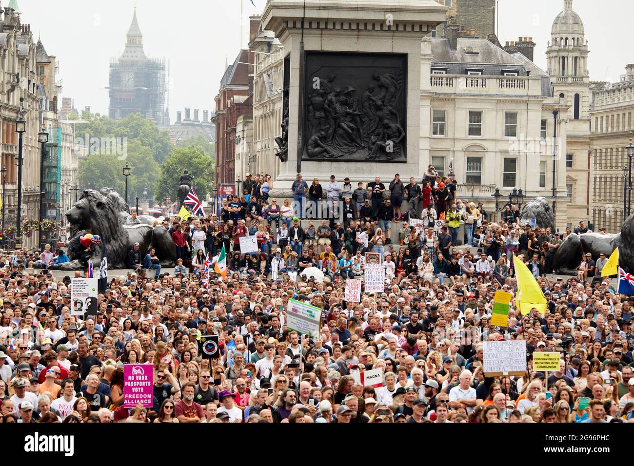 London, Großbritannien. - 24. Juli 2021: Tausende von Demonstranten nehmen an einer Freiheitskundgebung auf dem Trafalgar Square Teil und fordern ein Ende des Maskenauftragens, Impfpass und weitere Sperren. Stockfoto