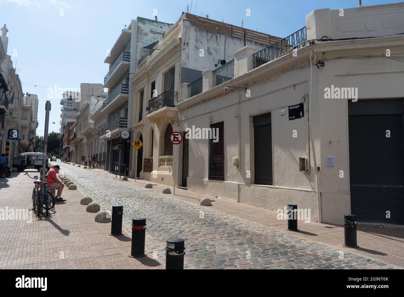 Blick auf die Straße mit typischen historischen Gebäuden und Gebäuden im Viertel Ciudad Vieja, Montevideo, Uruguay Stockfoto
