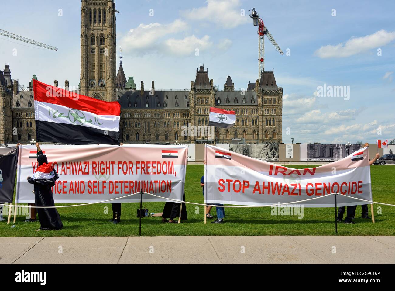 Ottawa, Kanada - 24. Juli 2021: Menschen versammeln sich auf dem Parliament Hill, um auf die Misshandlung der Ahwazi-Araber durch die iranische Regierung im Iran aufmerksam zu machen. Stockfoto
