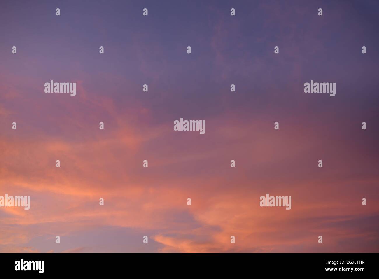 Schöne orange gelb lila Wolken Sonnenuntergang Himmel Ersatz Stock Fotografie. Südkalifornien fabelhafter, wunderbarer und epischer Himmel. Stockfoto