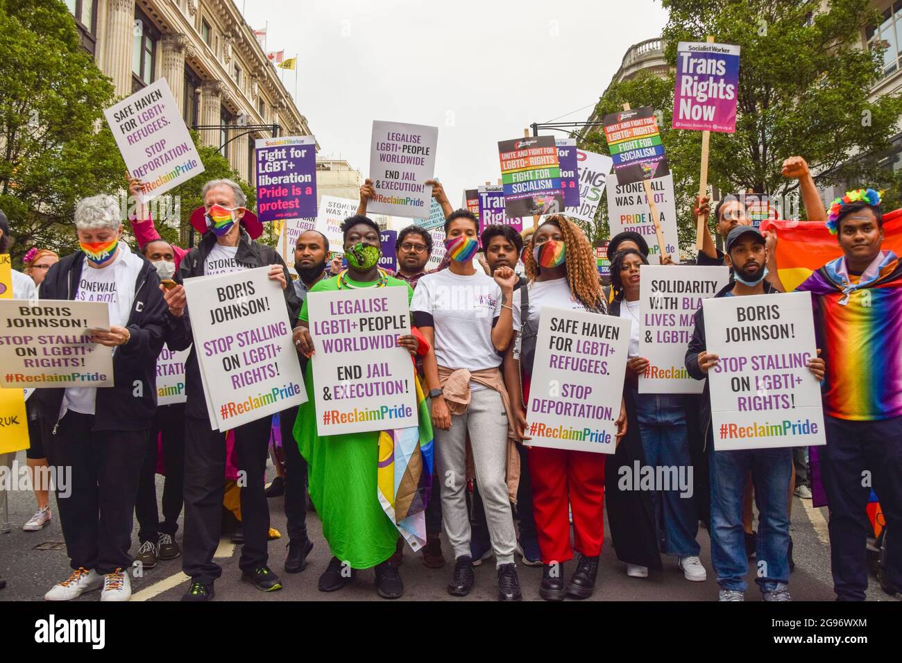 London, Großbritannien. Juli 2021. Während der Reclaim Pride-Proteste marschierten Demonstranten in der Oxford Street mit Plakaten.Tausende von Menschen marschierten durch das Zentrum Londons, um die Rechte der LGBTQ, die Vielfalt, die Inklusion und gegen die zunehmende Transphobie zu unterstützen und die Kommerzialisierung des jährlichen Pride march zu unterstützen. Kredit: SOPA Images Limited/Alamy Live Nachrichten Stockfoto