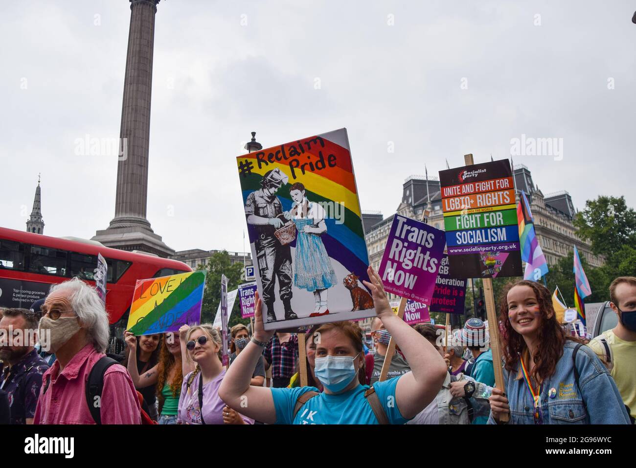 London, Großbritannien. Juli 2021. Während der Reclaim Pride-Proteste halten Demonstranten Plakate auf dem Trafalgar Square.Tausende von Menschen marschierten durch das Zentrum Londons, um die Rechte der LGBTQ, die Vielfalt, die Inklusion und gegen die zunehmende Transphobie zu unterstützen, und was viele als die Kommerzialisierung des jährlichen Pride march ansehen. Kredit: SOPA Images Limited/Alamy Live Nachrichten Stockfoto