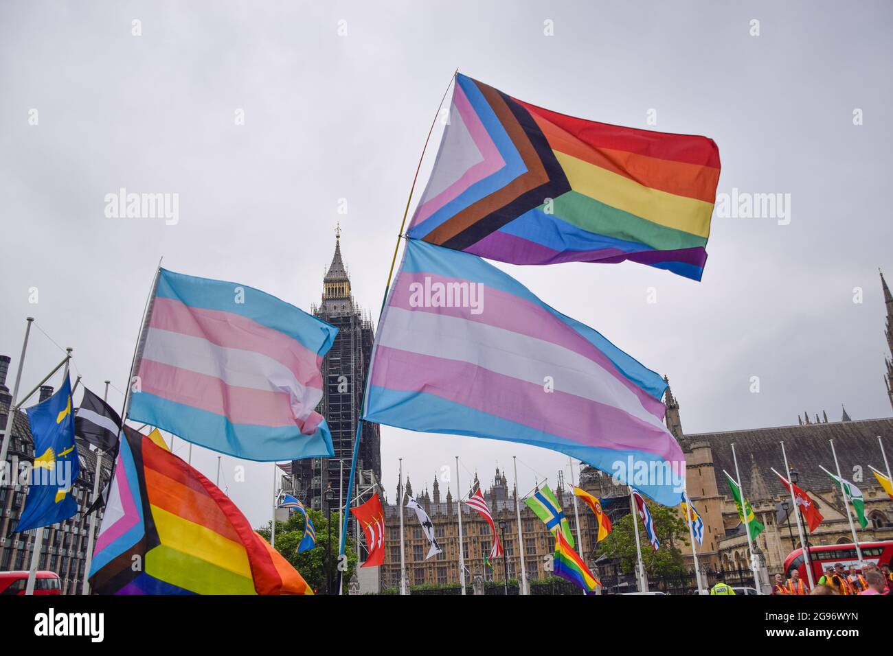 London, Großbritannien. Juli 2021. Während des Reclaim Pride-Protestes werden auf dem Parliament Square Pride und Trans-Flaggen gesehen.Tausende von Menschen marschierten durch das Zentrum Londons, um die Rechte der LGBTQ, die Vielfalt, die Inklusion und gegen die zunehmende Transphobie zu unterstützen und das, was viele als die Kommerzialisierung des jährlichen Pride march ansehen. Kredit: SOPA Images Limited/Alamy Live Nachrichten Stockfoto