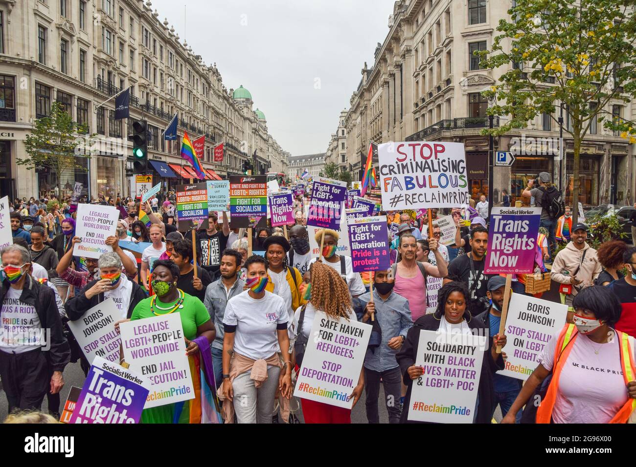 London, Großbritannien. Juli 2021. Während der Reclaim Pride-Proteste marschierten Demonstranten auf der Regent Street mit Plakaten.Tausende von Menschen marschierten durch das Zentrum Londons, um die Rechte der LGBTQ, die Vielfalt, die Inklusion und gegen die zunehmende Transphobie zu unterstützen, und was viele als die Kommerzialisierung des jährlichen Pride march ansehen. Kredit: SOPA Images Limited/Alamy Live Nachrichten Stockfoto