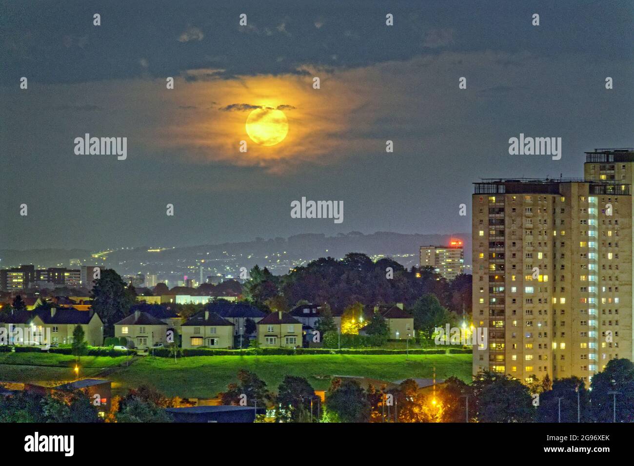 Glasgow, Schottland, Großbritannien, 24. Juli 2021. Vollständiger Julimond, der als Buck Moon über dem Südosten der Stadt und den Hügeln des Kathkin braes bekannt ist, sah eine zunehmende Wolke, die ein Ende des atemberaubenden Wetters über der Stadt signalisierte. Quelle: Gerard Ferry/Alamy Live News Stockfoto