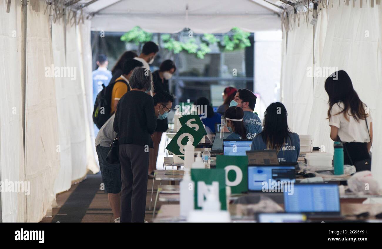 Toronto, Kanada. Juli 2021. Am 24. Juli 2021 registrieren sich die Menschen in einer Impfklinik am Mel Lastman Square in Toronto, Kanada. Die Stadt Toronto hat hier am Samstag eine wochenlange Impfklinik eröffnet, in der Personen ab 12 Jahren zu den COVID-19-Impfungen willkommen geheißen wurden. Quelle: Zou Zheng/Xinhua/Alamy Live News Stockfoto