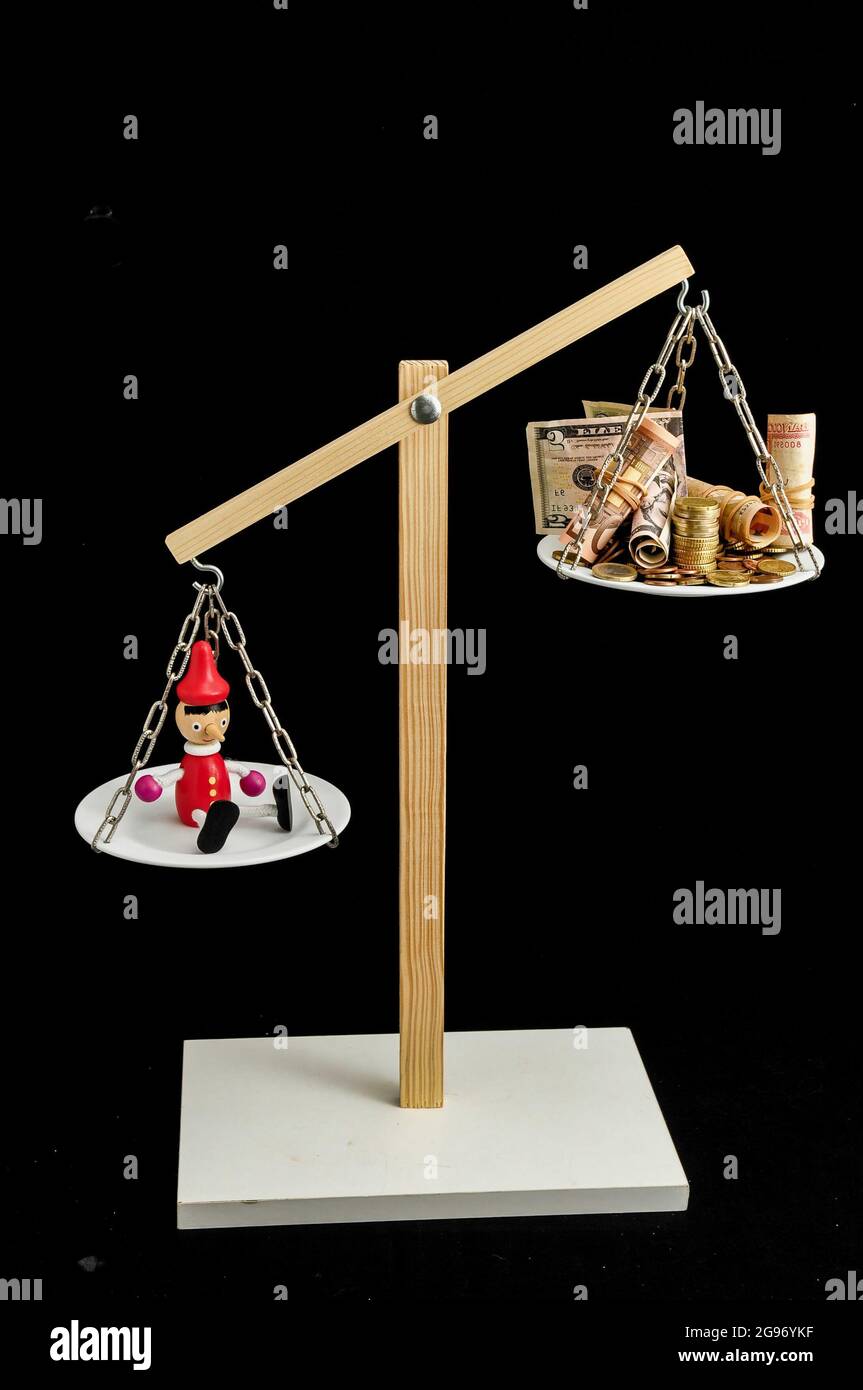 Vertikale Aufnahme der Waage, die das Gewicht von zwei ungleichen Dingen  zeigt Stockfotografie - Alamy