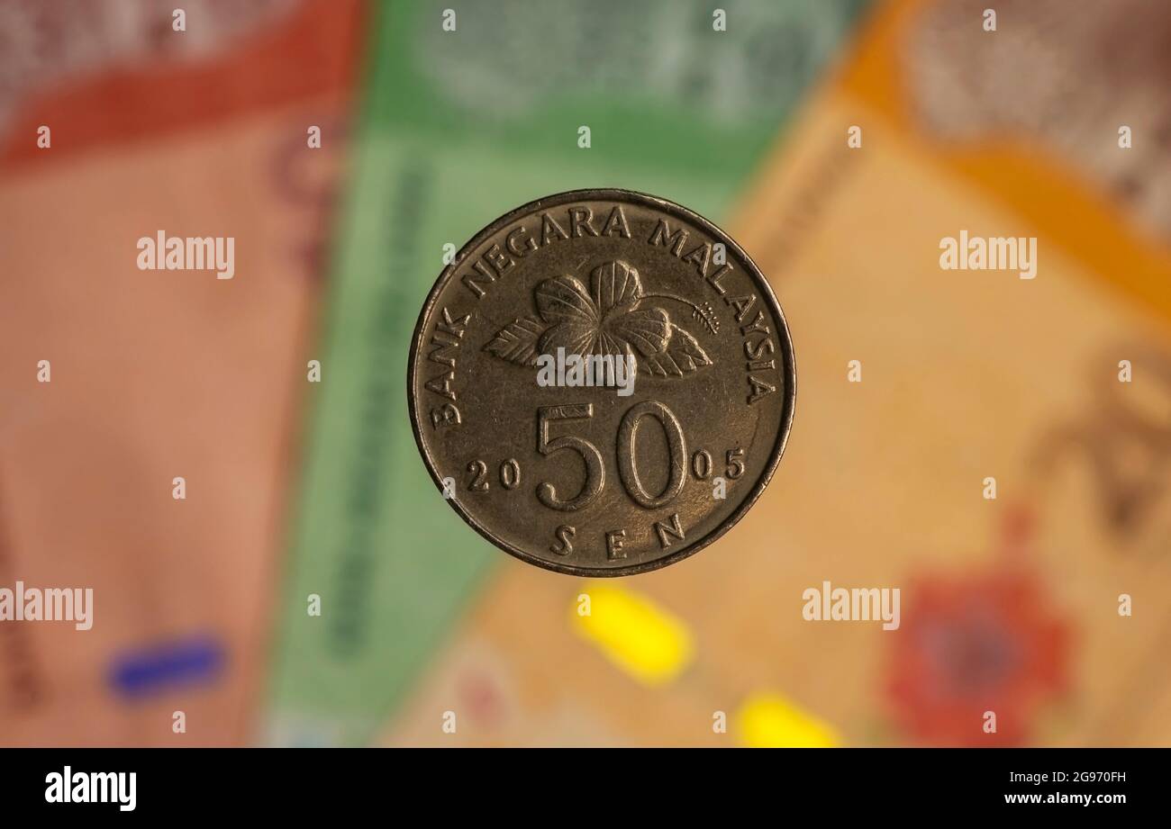 Geld, 50-sen-Münzen auf verschwommenem Hintergrund der Banknote von Ringgit Malaysia, ausgewählter Fokus. Handel & Unternehmen, Finanzen, Wirtschaft und Investment Concept. Stockfoto