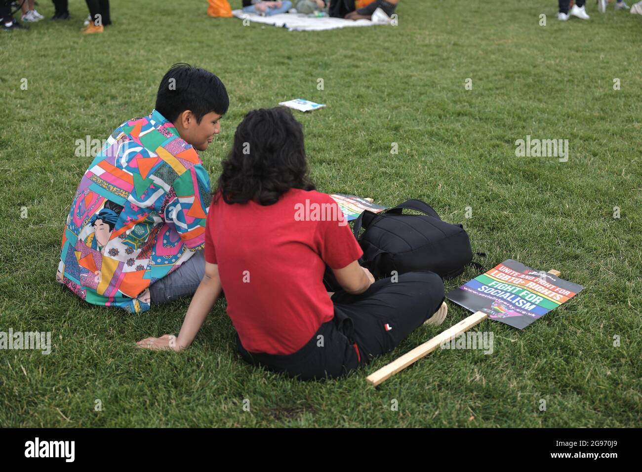 London, Großbritannien. Juli 2021. Zwei Teilnehmer rasten während des Picknicks im Hyde Park aus.die Teilnehmer versammelten sich nach dem Reclaim Pride March zu einem Picknick im Hyde Park. Der Reclaim Pride March wurde von der LGBTQ-Gemeinschaft in London organisiert, um für die Rechte vor allem innerhalb der Transgender-Gemeinschaft zu kämpfen. Demonstranten marschierten von Westminster zum Hyde Park, der die historische Route war, als der erste Pride March 1972 in London stattfand. (Foto von Hesther Ng/SOPA Images/Sipa USA) Quelle: SIPA USA/Alamy Live News Stockfoto