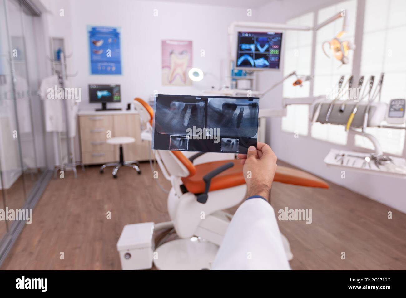 Radiologe Zahnarzt Arzt hält medizinische Zähne Radiographie arbeiten in Stomatologie Krankenhaus Büro Untersuchungsraum. Fachkieferorthopäde bei der Analyse des Zahnkiefers nach oraler Zahnoperation Stockfoto