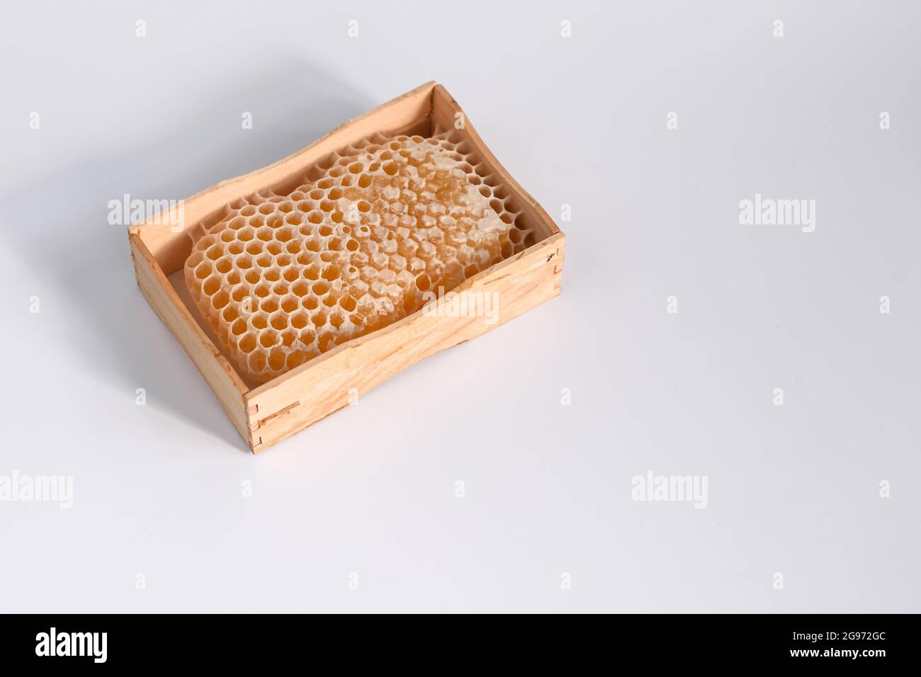 Honigwabe mit Bienenhonig in einer Holzkiste. Stockfoto