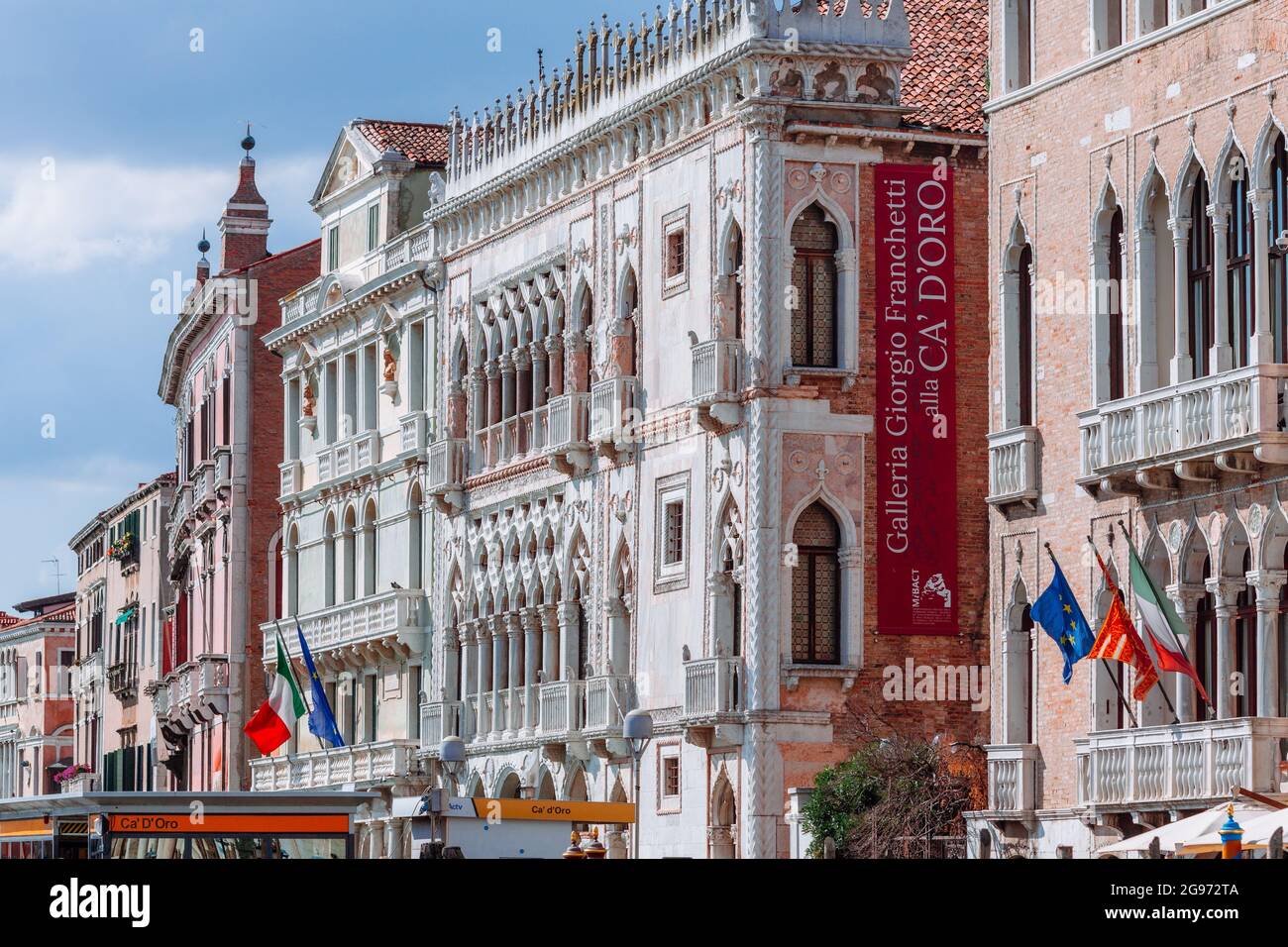 Luftpanorama der roten Dächer von Venedig, Sehenswürdigkeiten der Altstadt von Venedig, langes Banner Stockfoto