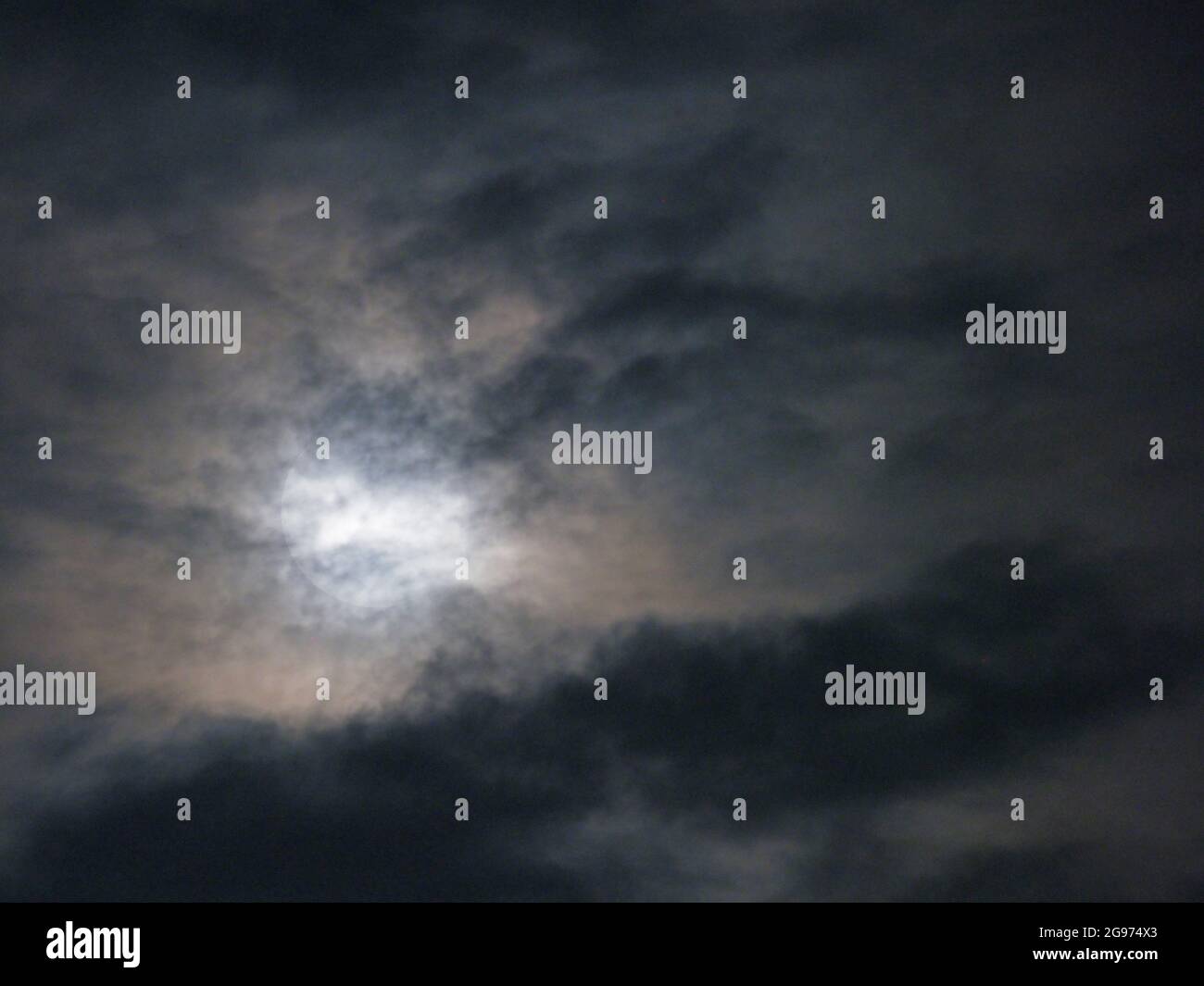 Sheerness, Kent, Großbritannien. Juli 2021. UK Weather: Der volle Buck Moon, der versucht, durch schwere Wolkenbedeckung in Sheerness, Kent, einen Auftritt zu machen. Kredit: James Bell/Alamy Live Nachrichten Stockfoto