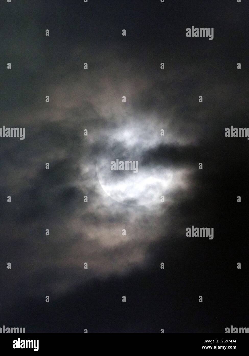 Sheerness, Kent, Großbritannien. Juli 2021. UK Weather: Der volle Buck Moon, der versucht, durch schwere Wolkenbedeckung in Sheerness, Kent, einen Auftritt zu machen. Kredit: James Bell/Alamy Live Nachrichten Stockfoto