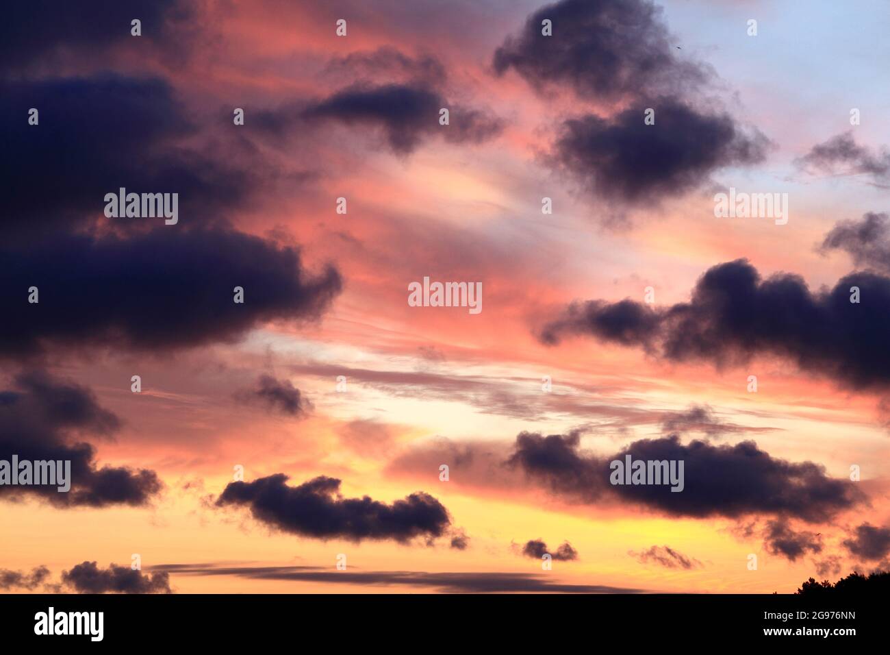 Sonnenaufgang, gelb, rosa, blauer Himmel, Himmel, Wolken, dunkle Wolken, Wetter Stockfoto