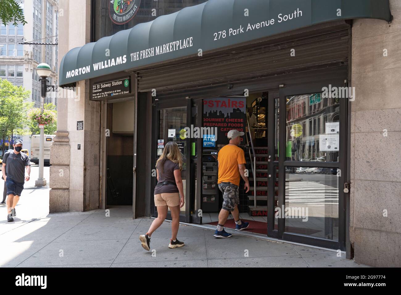 NEW YORK, NY – 24. JULI: Am 24. Juli 2021 betreten Käufer in New York City einen Morton Williams Supermarkt in Manhattan. Die Supermarktkette von Big Apple Morton Williams hat beschlossen, den Verkauf und die Vermarktung von Ben & Jerry-Eis stark zu bremsen, nachdem die beliebte Marke in einer lang andauerten Kontroverse im Nahen Osten Partei ergriffen hat. Ben & Jerrys Beitritt zur antisemitischen Bewegung gegen Israel, die sich gegen Boykott, Veräußerung und Sanktionen (BDS) wendet, kündigen an, dass sie den Verkauf von Eis in den besetzten Gebieten einstellen wird, was sie als die besetzten Gebiete ansieht. Stockfoto