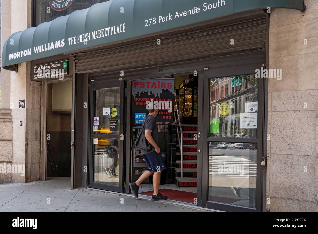 NEW YORK, NY – 24. JULI: Am 24. Juli 2021 geht ein Shopper in New York City in einen Morton Williams Supermarkt in Manhattan. Die Supermarktkette von Big Apple Morton Williams hat beschlossen, den Verkauf und die Vermarktung von Ben & Jerry-Eis stark zu bremsen, nachdem die beliebte Marke in einer lang andauerten Kontroverse im Nahen Osten Partei ergriffen hat. Ben & Jerrys Beitritt zur antisemitischen Bewegung gegen Israel, die sich gegen Boykott, Veräußerung und Sanktionen (BDS) wendet, kündigen an, dass sie den Verkauf von Eis in den besetzten Gebieten einstellen wird, was sie als die besetzten Gebiete ansieht. Stockfoto