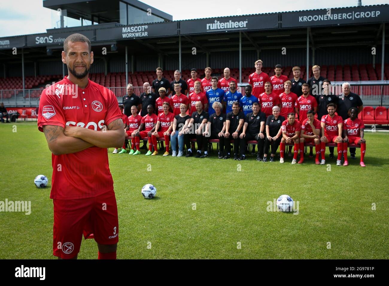 ALMERE, NIEDERLANDE - 19. JULI: Ramon Leeuwin von Almere City FC posiert für ein Foto während einer Fotoaufnahme von Almere City FC im Yanmar Stadion am 19. Juli 2021 in Almere, Niederlande (Foto von Rene Nijhuis/Orange PicBilder) Stockfoto