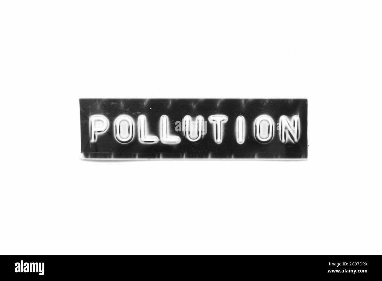 Geprägter Buchstabe mit Wortverschmutzung in schwarzem Banner auf weißem Papierhintergrund Stockfoto