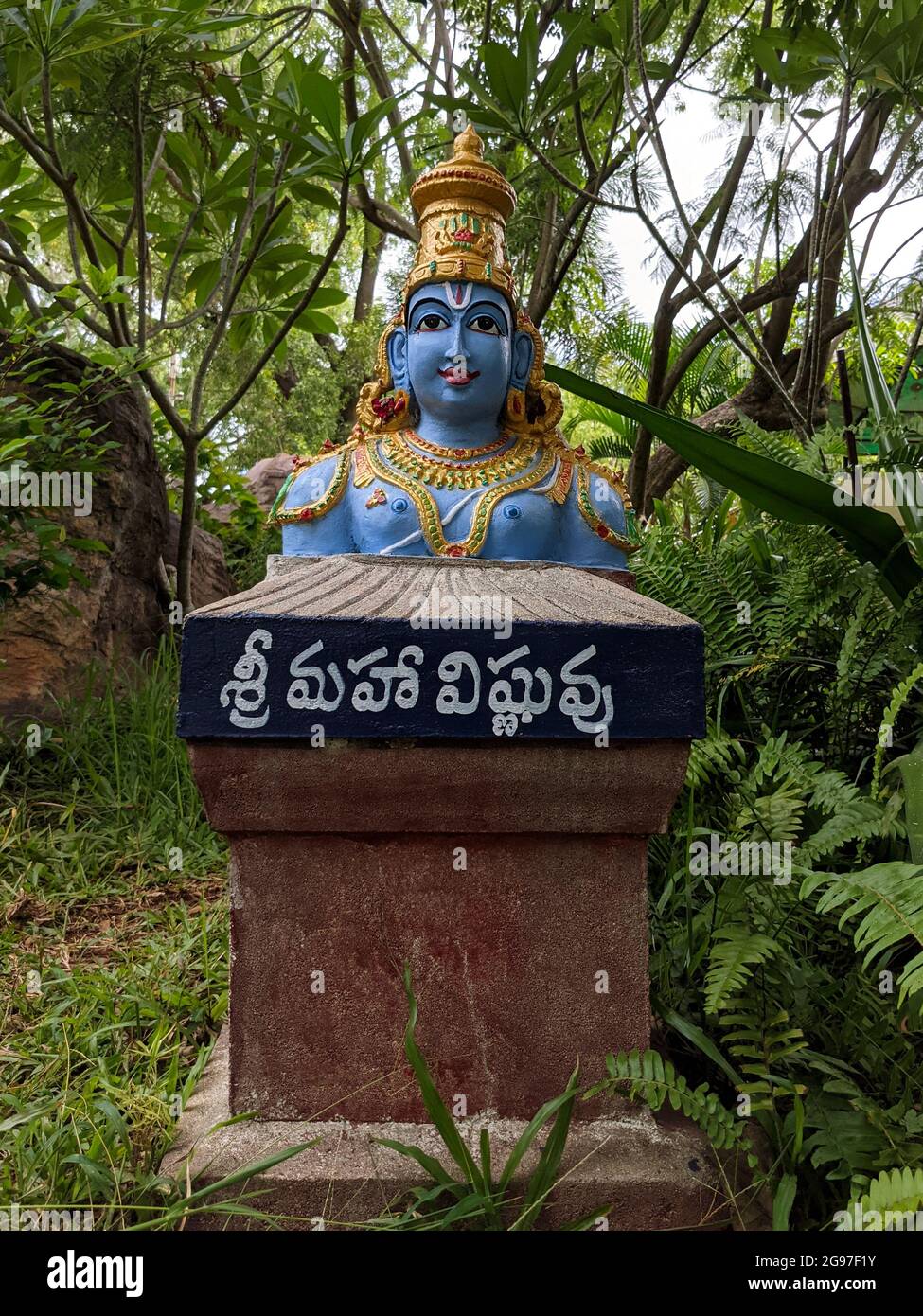 Vertikalansicht von Lord Sri Vishnu Idol isoliert im Natursteingarten in Tirumala, Tirumala, Andhra Pradesh, Indien-Juli 10.2021 Stockfoto
