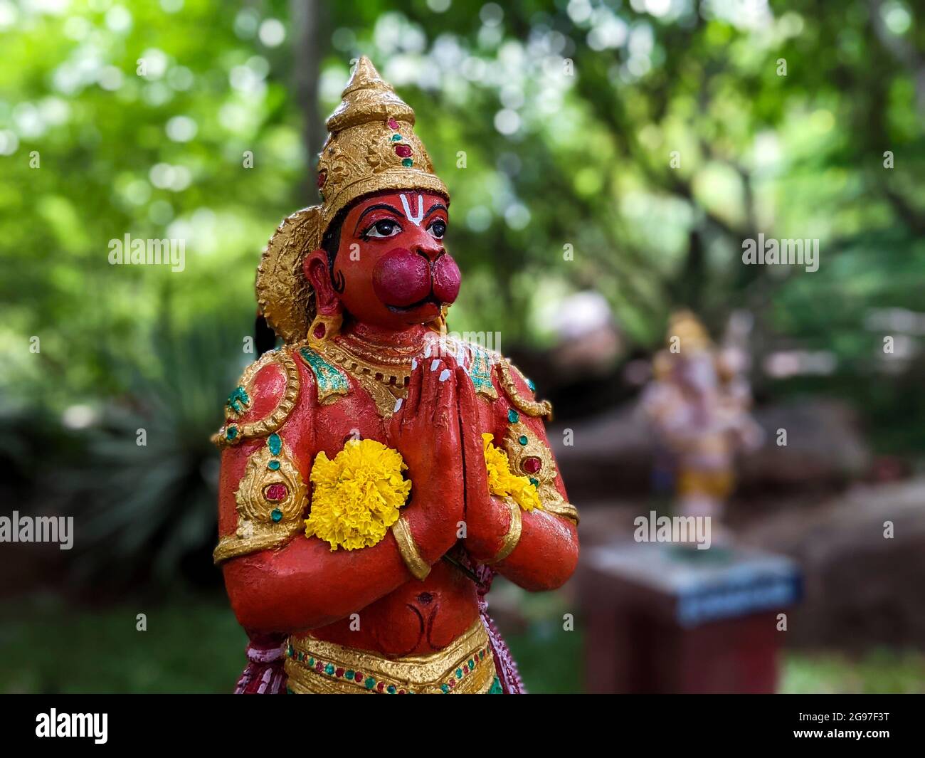 Blick auf Lord Sri Hanuman Idol isoliert in natürlichen Steingarten in Tirumala: Tirumala, Andhra Pradesh, Indien-Juli 10.2021 Stockfoto