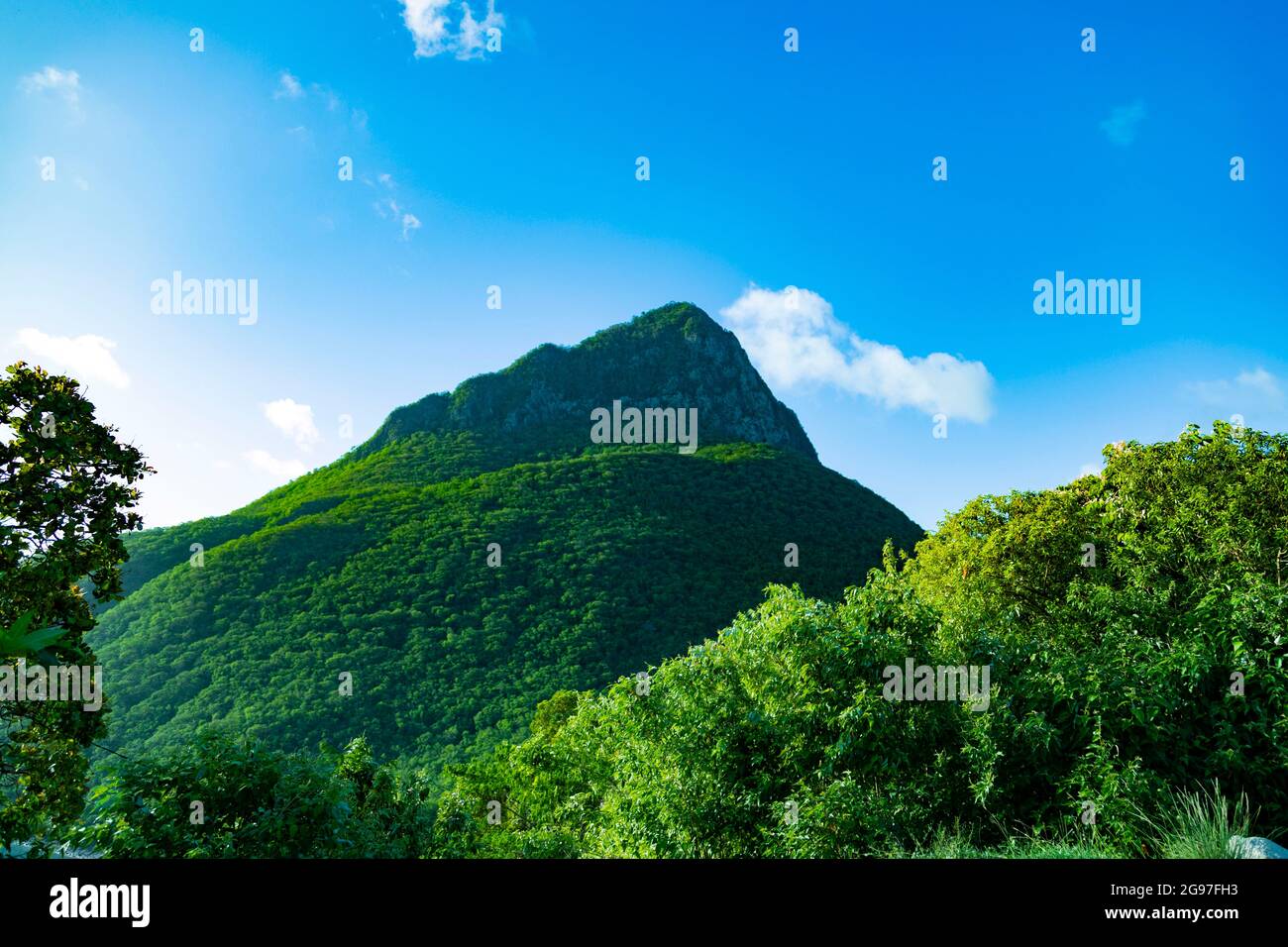 Berggipfel mit blauem Himmel Stockfoto