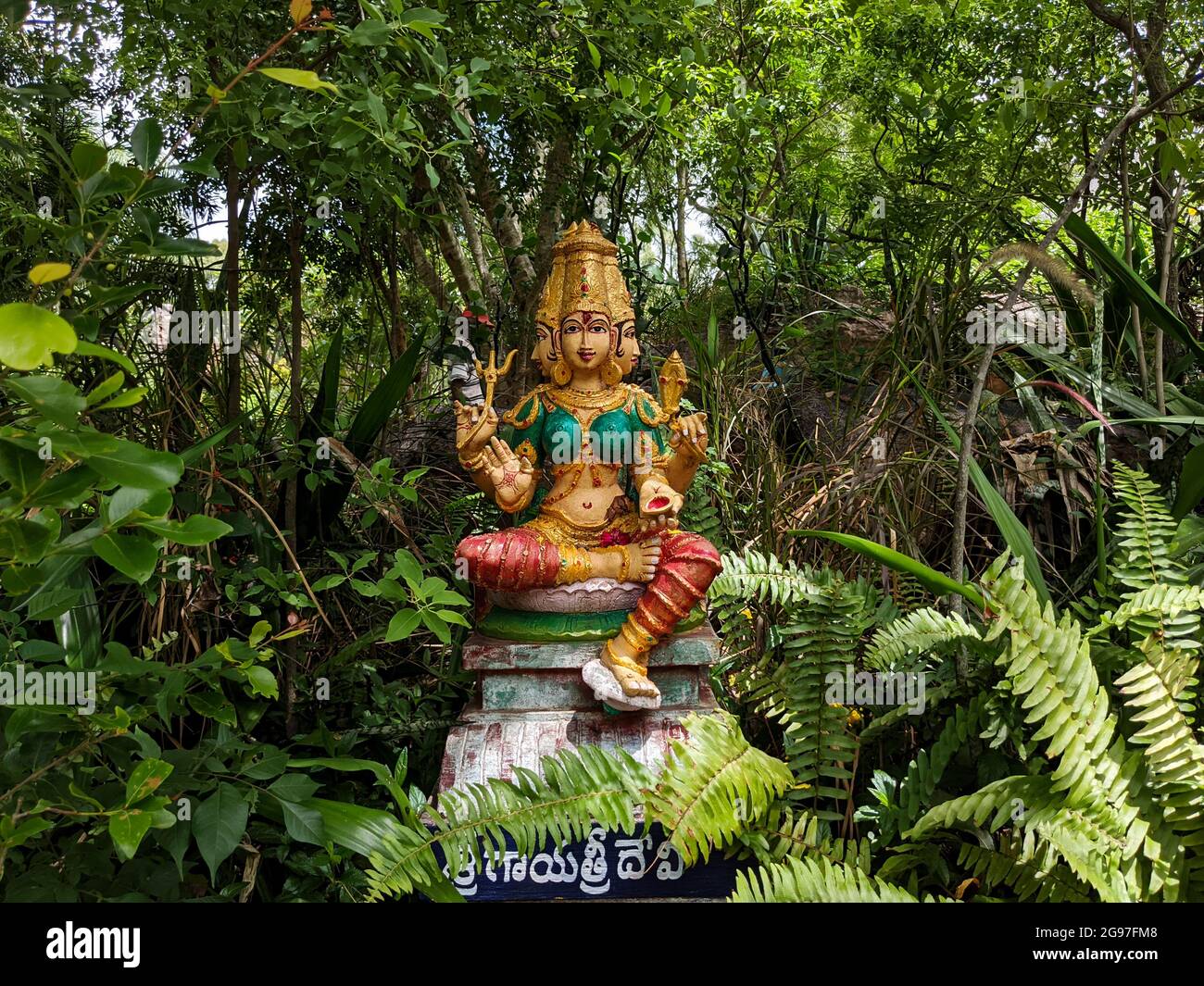 Lange Ansicht der Göttin Sri Gayatri devi Idol isoliert in natürlichen Bogen Felsgarten in Tirumala: Tirumala, Andhra Pradesh, Indien-Juli 10.2021 Stockfoto