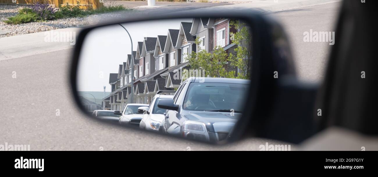Autos spiegeln sich auf der Straße im Seitenspiegel des Fahrzeugs wider Stockfoto