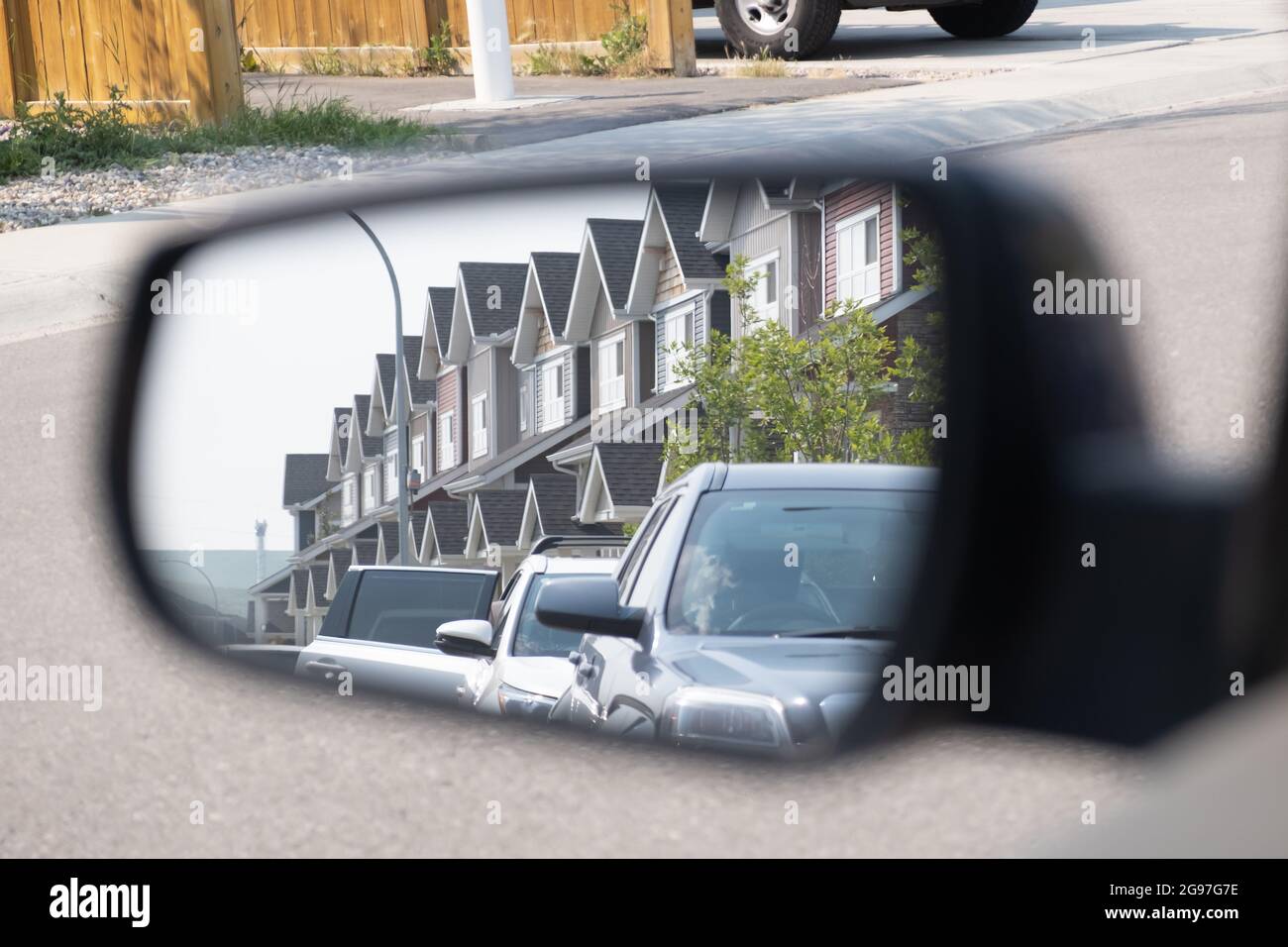 Autos spiegeln sich auf der Straße im Seitenspiegel des Fahrzeugs wider Stockfoto
