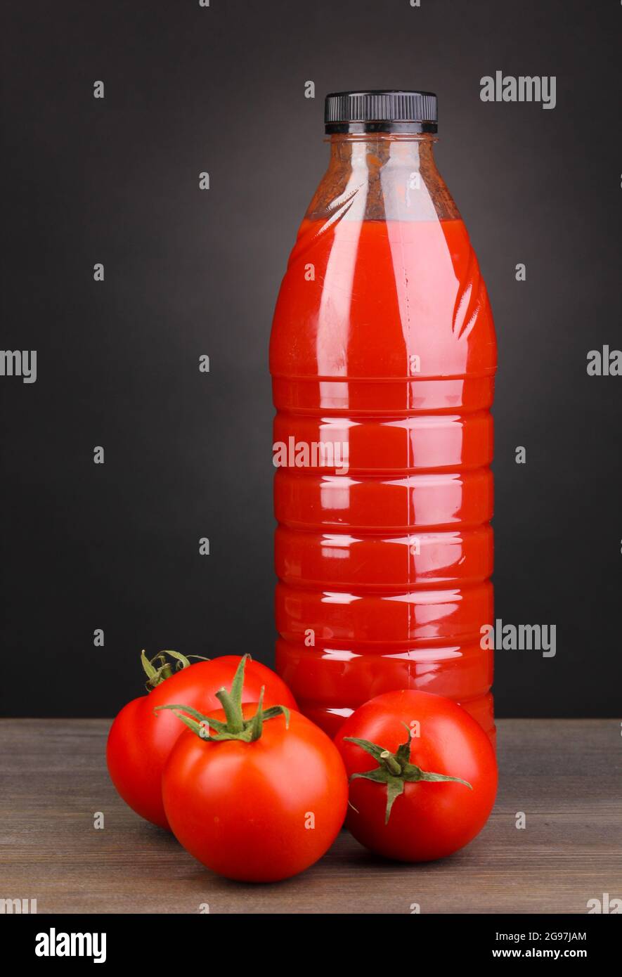 Tomatensaft in Flasche auf Holztisch auf grauem Hintergrund Stockfotografie  - Alamy