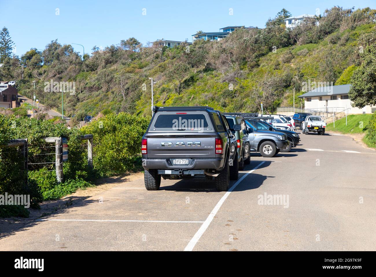 RAM Truck Pickup Fahrzeug geparkt neben einem Sydney Strand, NSW, Australien Stockfoto