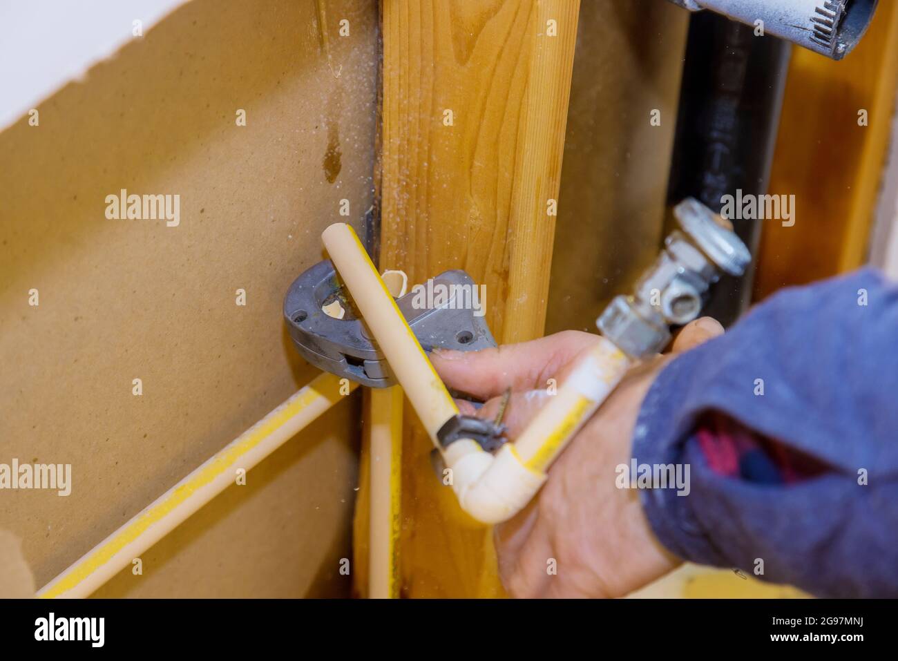 Reparieren Sie die Leitungen mit einem undichten Rohr in einem Badezimmer Stockfoto