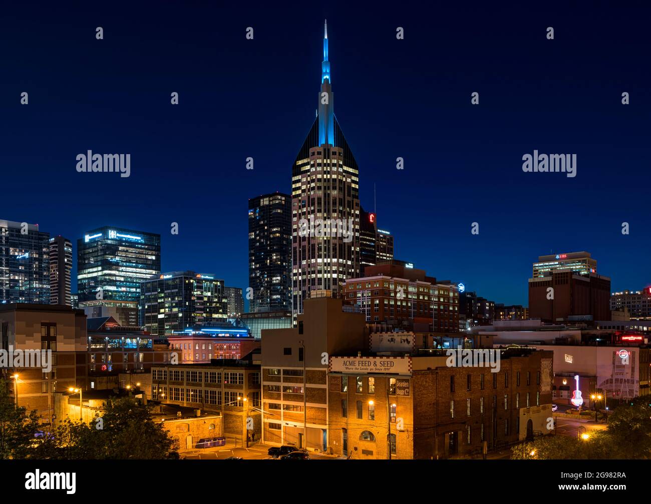 AT&T Building (Batman Building) in der Innenstadt von Nashville nachts beleuchtet. Blick von der John Seigenthaler Fußgängerbrücke, Nashville, Tennessee, USA. Stockfoto