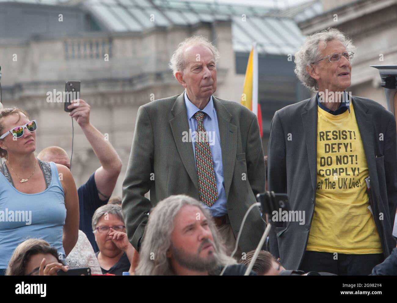 London, Großbritannien. Juli 2021. Piers Corbyn und Dr. Vernon Coleman (Mitte) warten darauf, während der Demonstration mit Tausenden von Demonstranten zu sprechen.Demonstranten protestieren im Rahmen der weltweiten Kundgebung für Freiheit auf dem Trafalgar Square, London. Die Demonstranten demonstrieren gegen den Impfpass, die Covid-19-Impfung für Kinder und eine Reihe anderer Einschränkungen des Coronavirus. (Foto von Martin Pope/SOPA Images/Sipa USA) Quelle: SIPA USA/Alamy Live News Stockfoto