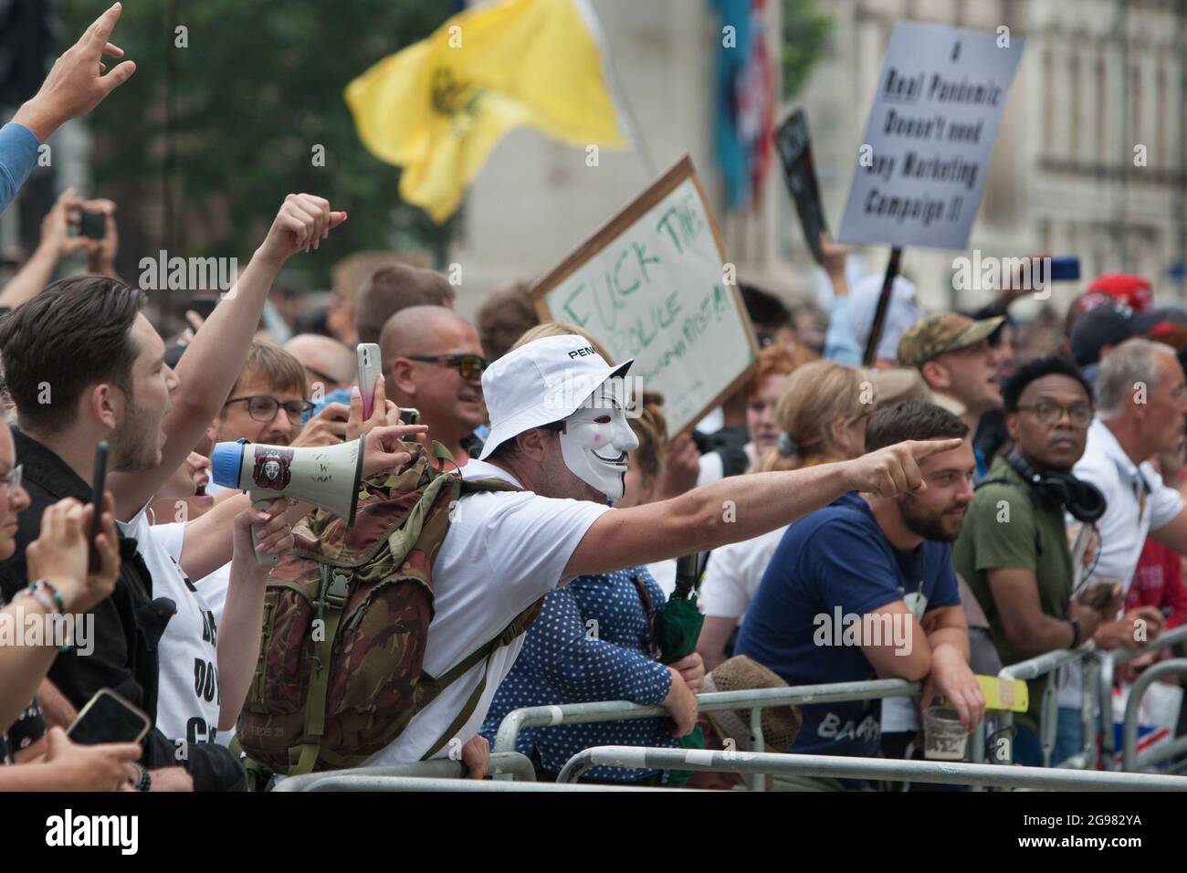 London, Großbritannien. Juli 2021. Demonstranten konfrontieren während der Demonstration Polizeilinien vor der Downing Street One, die eine anonyme Maske tragen.Demonstranten protestieren auf dem Trafalgar Square, London, im Rahmen der weltweiten Kundgebung für Freiheit. Die Demonstranten demonstrieren gegen den Impfpass, die Covid-19-Impfung für Kinder und eine Reihe anderer Einschränkungen des Coronavirus. (Foto von Martin Pope/SOPA Images/Sipa USA) Quelle: SIPA USA/Alamy Live News Stockfoto