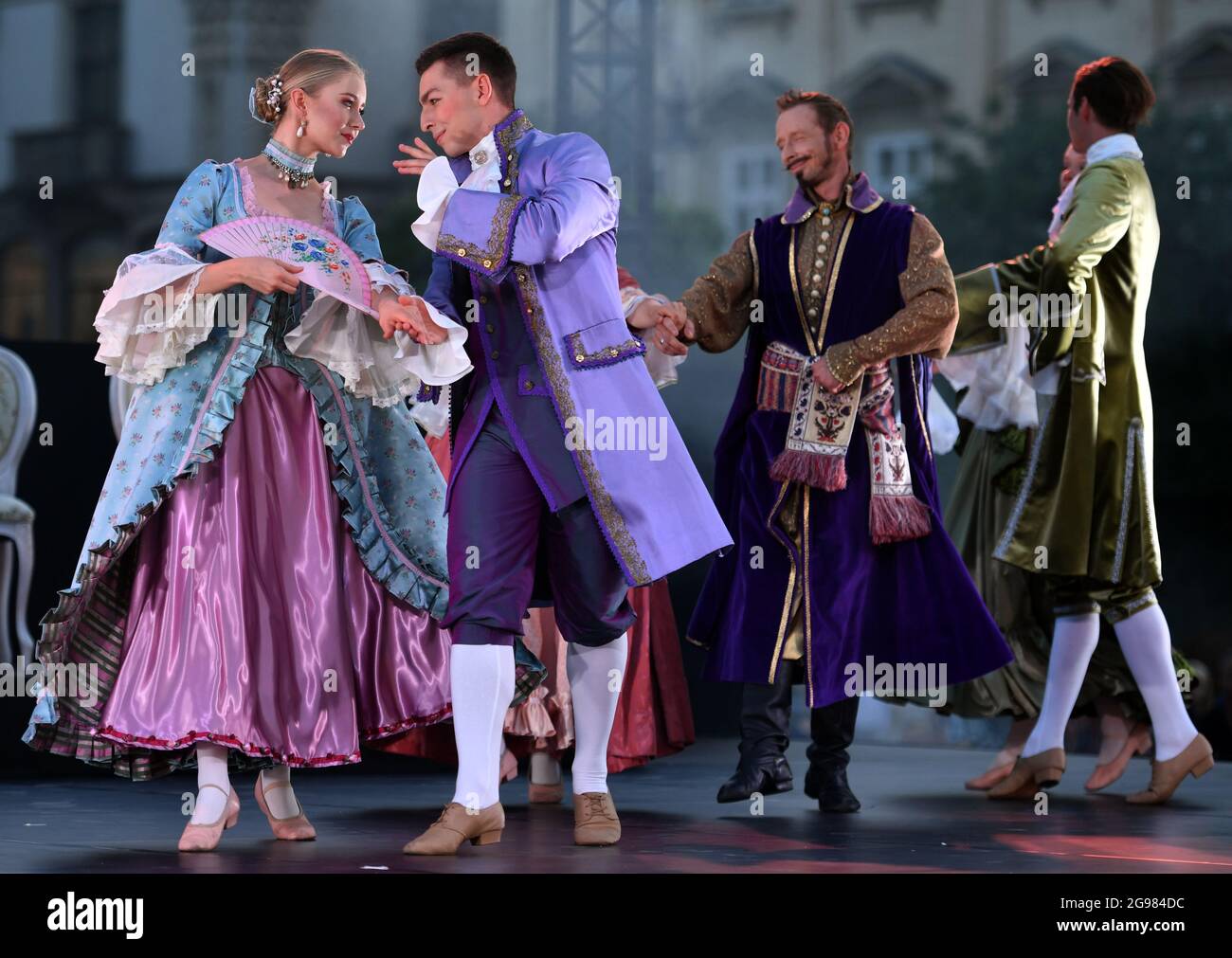 Krakau, Polen. Juli 2021. Künstler in Kostümen, die während einer Show von Hoftänzen auf dem Hauptmarkt im Rahmen des 22. Cracovia Danza Festivals auf der Bühne auftreten. (Foto von Alex Bona/SOPA Images/Sipa USA) Quelle: SIPA USA/Alamy Live News Stockfoto