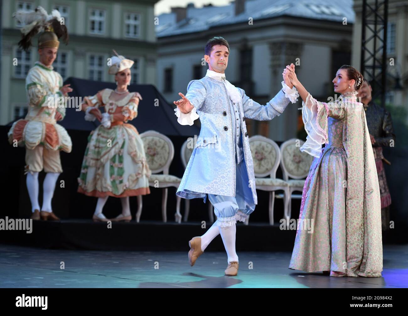 Krakau, Polen. Juli 2021. Künstler in Kostümen, die während einer Show von Hoftänzen auf dem Hauptmarkt im Rahmen des 22. Cracovia Danza Festivals auf der Bühne auftreten. (Foto von Alex Bona/SOPA Images/Sipa USA) Quelle: SIPA USA/Alamy Live News Stockfoto