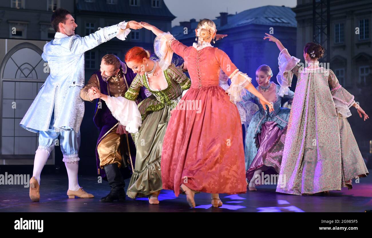 Krakau, Polen. Juli 2021. Künstler in Kostümen, die während einer Show von Hoftänzen auf dem Hauptmarkt im Rahmen des 22. Cracovia Danza Festivals auf der Bühne auftreten. Kredit: SOPA Images Limited/Alamy Live Nachrichten Stockfoto