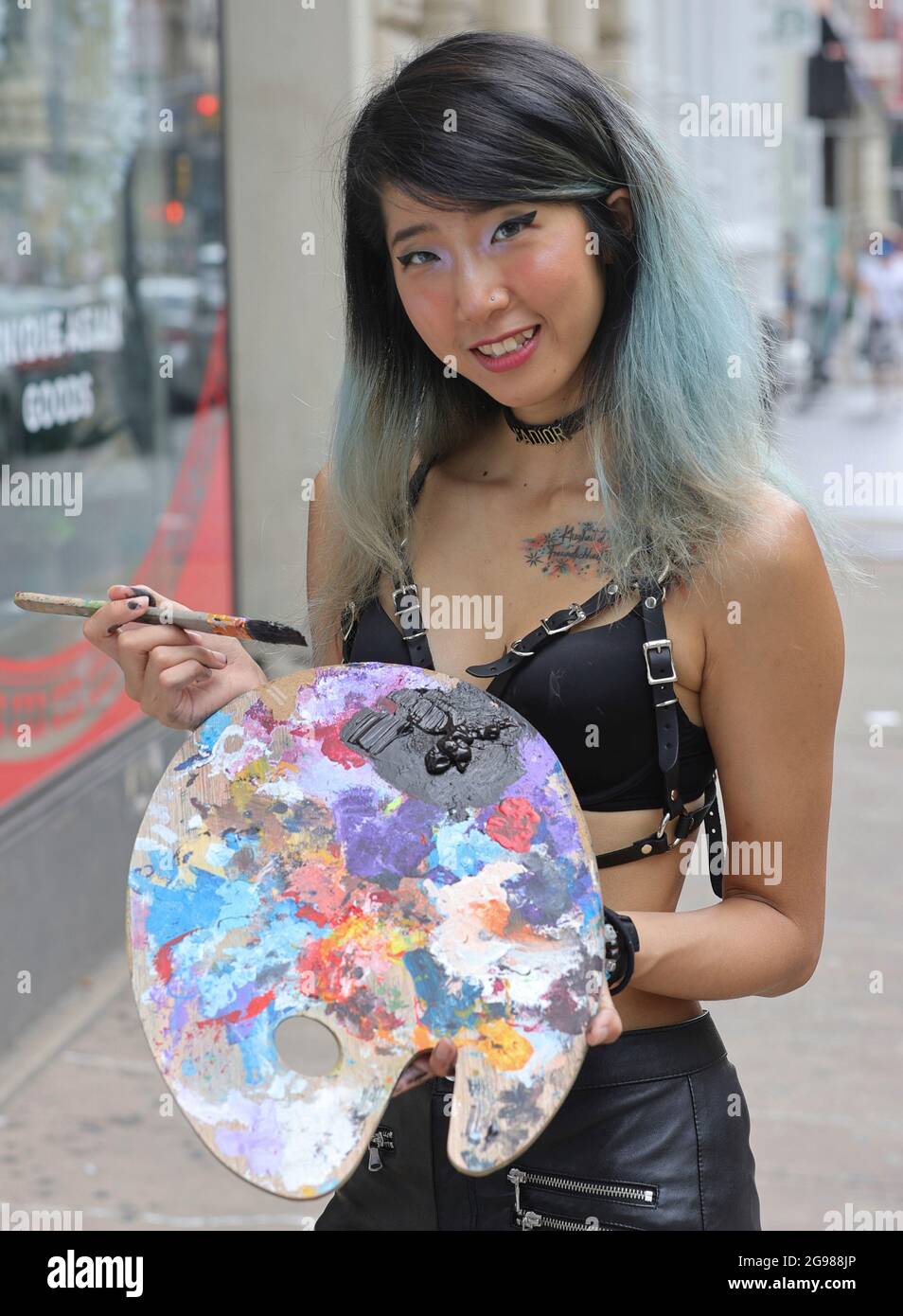 SOHO, New York, USA, 24. Juli 2021 - Künstler D Wei während der Halloween Edition von SOHO ART WALKS heute am Broadway und der Green Street in New York City. Foto: Luiz Rampelotto/EuropaNewswire FOTOKREDIT ERFORDERLICH. Stockfoto