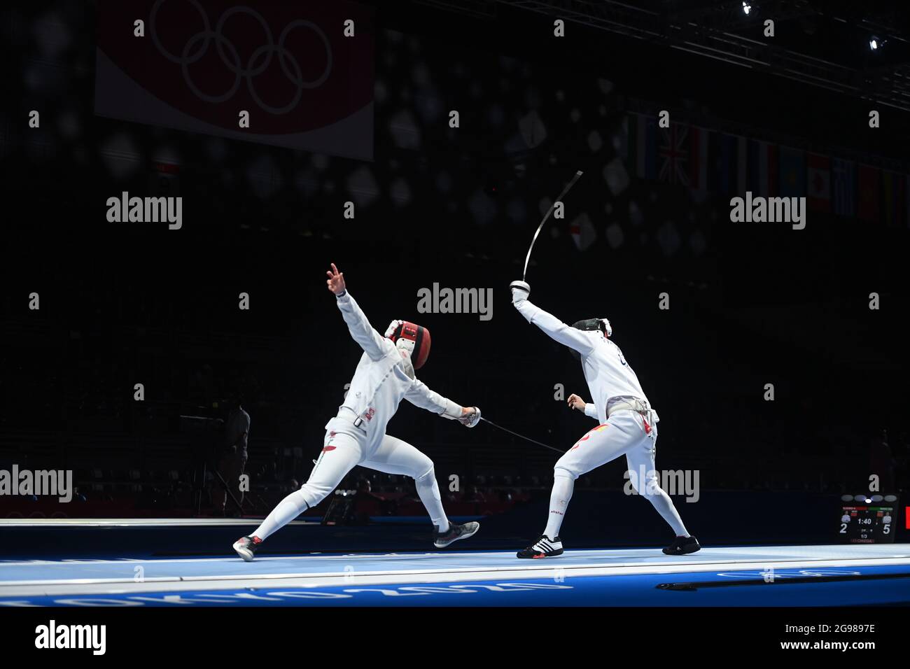 Tokio. Juli 2021. Wang Zijie (R) aus China konkurriert mit Houssam Elkord aus Marokko während des Männer-Epee-Einzeltisches von 32 bei den Olympischen Spielen 2020 in Tokio, 25. Juli 2021. Quelle: Zhang Hongxiang/Xinhua/Alamy Live News Stockfoto